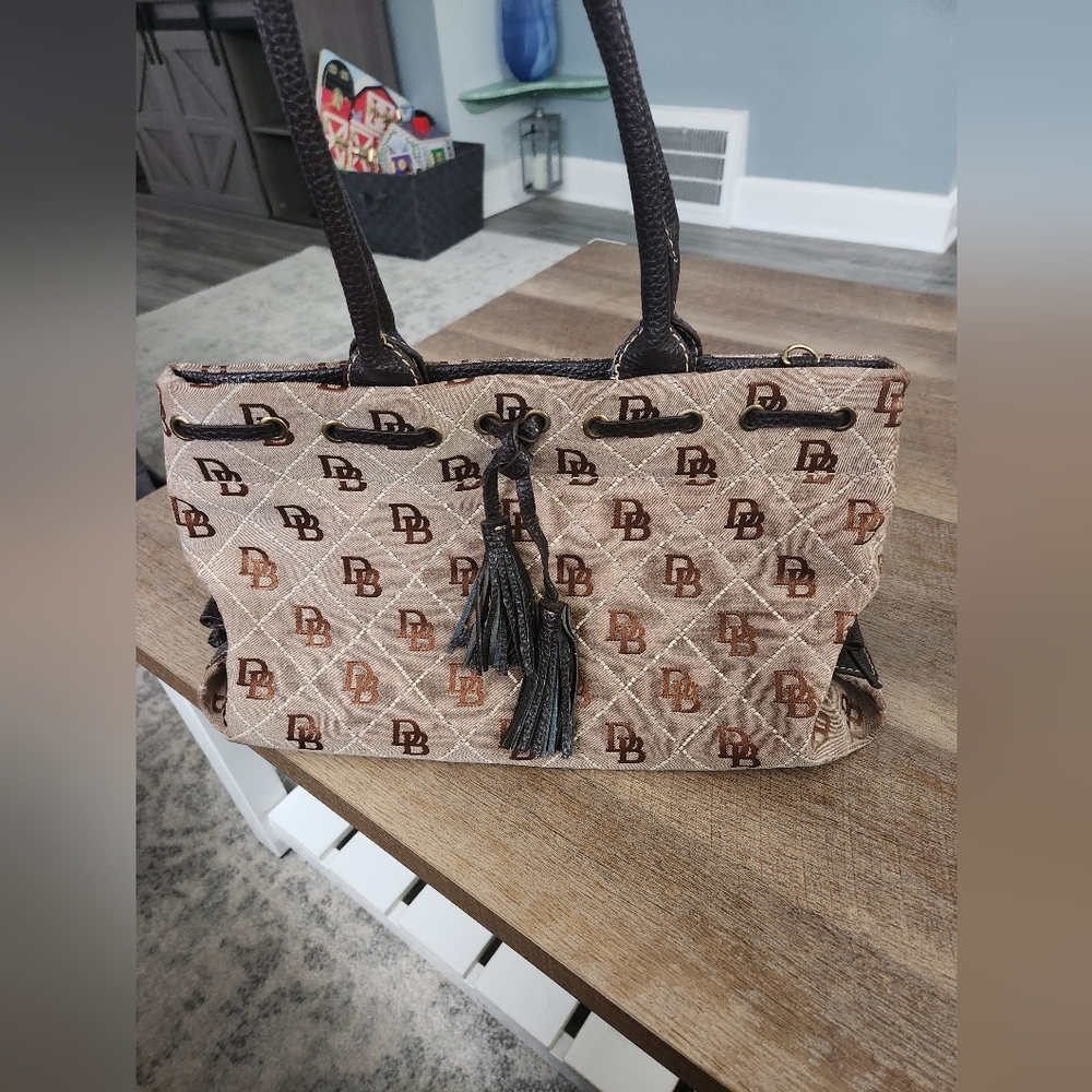 Vintage tassel signature Dooney & Bourke bag